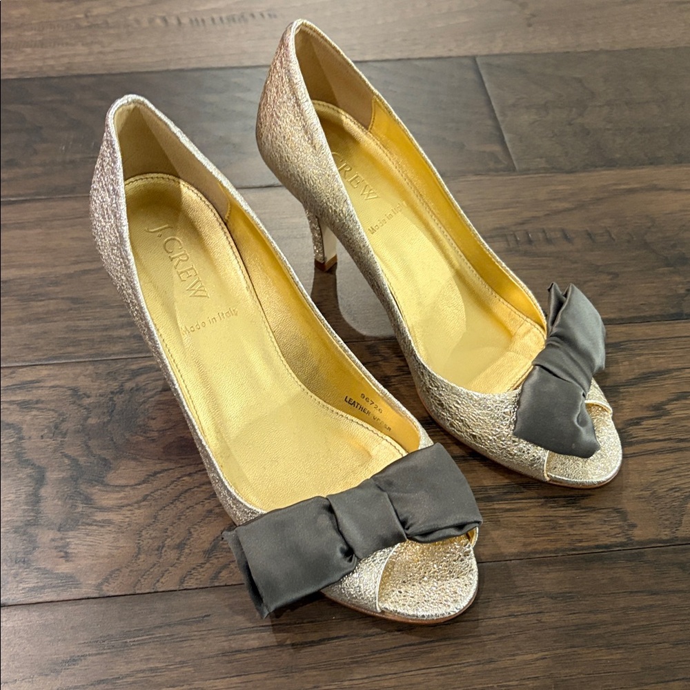 JCrew Collection Platinum Metallic Peep Toe Pumps with Dark Gray Satin Bow Sz 7 - Picture 2 of 10
